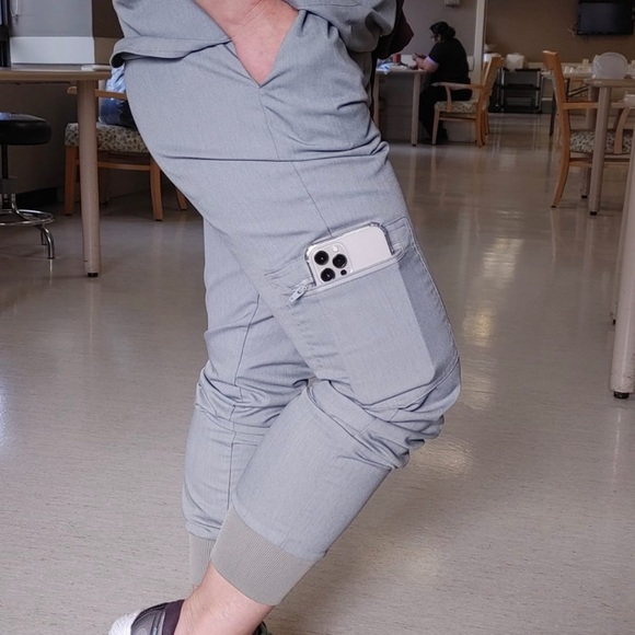 Nursing uniform in solid and bright colors - Picture 9 of 9